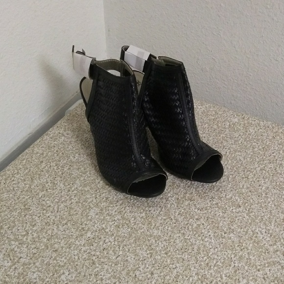 Cushion Walk Chloe Basket-Weave Peep-Toe Bootie. - Picture 4 of 4